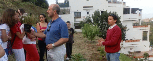 Más de medio centenar de alumnos de Primero de la ESO del IES Antigua Sexi de Almuñécar participan en la siembra árboles y plantas aromáticas en el parque del Acueductopicasion_com_16b92d5ee7579141883881b918b49ffb