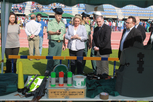Escolares participan en una exhibición de la Guardia Civil en Almuñécar