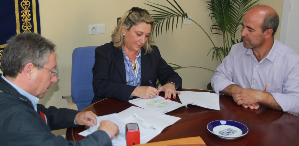 Trinidad Herrera firma un convenio para el reciclaje de aceite doméstico usado