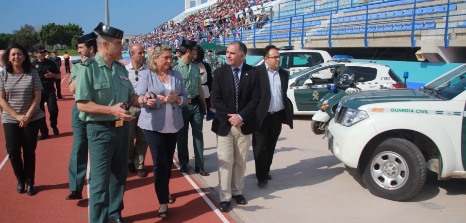 Un millar de escolares ha presenciado una exhibición de la Guardia Civil en el Estadio Municipal