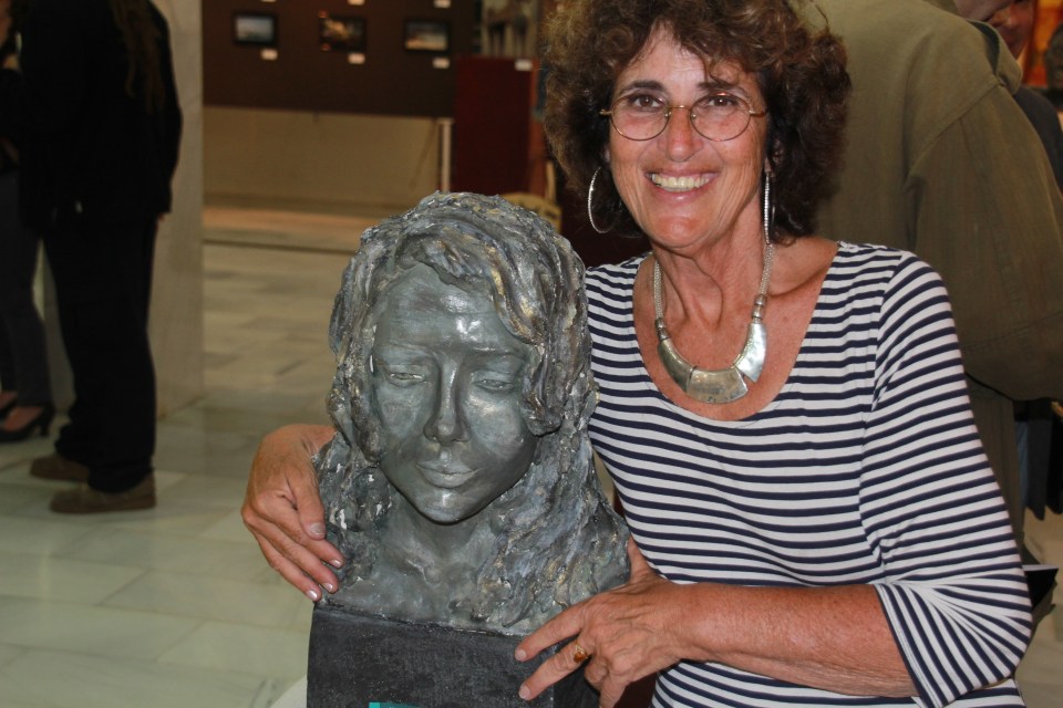 VIVIANNE JUNTO A SU OBRA