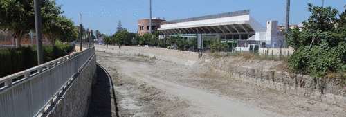 Almuñécar limpia los cauces de sus ríos en el tramo urbano como medida preventiva y mejora de imagen