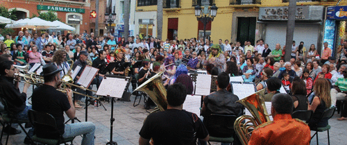 La plaza del Ayto. se llenó para escuchar a la Banda de Música de Almuñécar