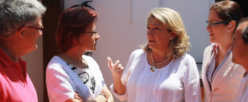 La alcaldesa de Almuñécar y la delegada de Educación visitan el Taller de Empleo “Cazuela Mohína”