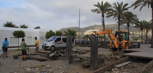 Desmontaje y retirada de la plaza de las maderas de la playa de La Herradura