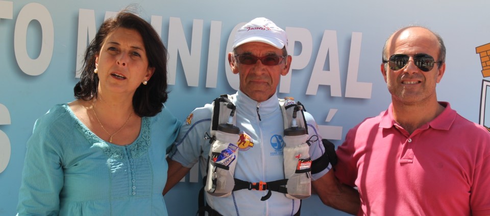 Almuñécar recibió al atleta británico  Paul Bateson en su carrera solidaria