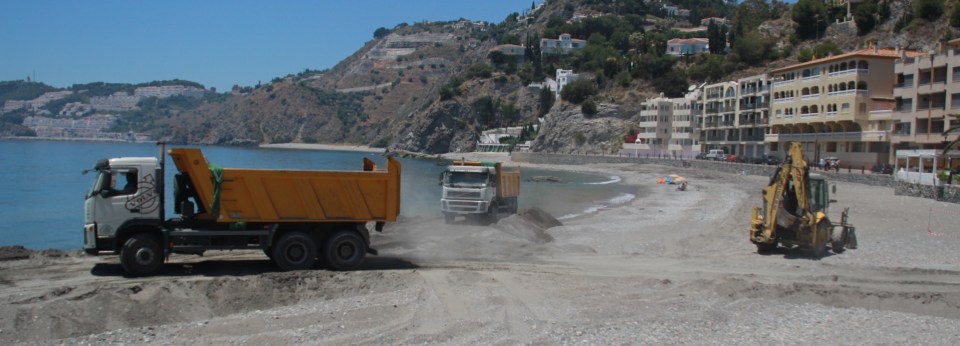 Almuñécar regenera la playa de Cotobro ante la llegada del verano