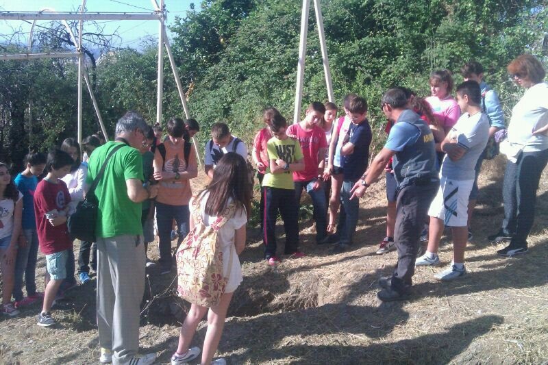 Alumnos del IES Puerta del Mar visitan la necrópolis de Puente de Noy 25