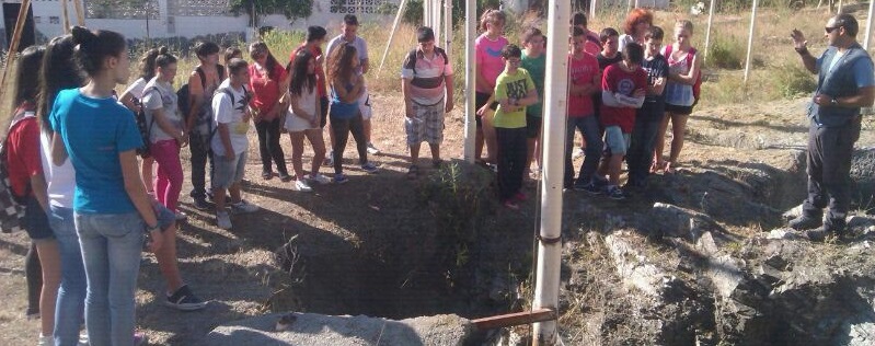 Alumnos del IES Puerta del Mar visitan la necrópolis de Puente de Noy