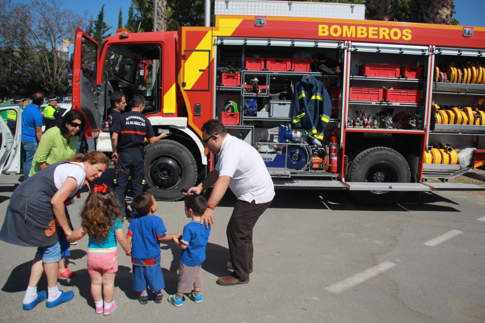 El Centro Infantil Reina Sofía recibe la visita de Bomberos y Policial Local