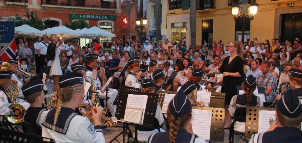 Las bandas de música de Almuñécar y la noruega de Lillehammer ofrecieron un bonito concierto en la plaza del Ayuntamiento sexitano