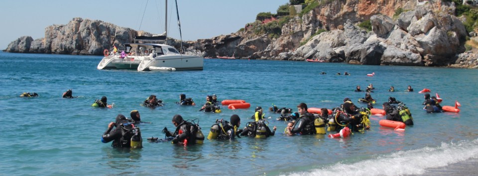 Buceadores participaron en la limpieza de fondos marinos en el municipio sexitano