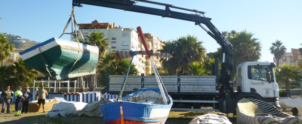 El Ayto. de Almuñécar inicia la retirada de embarcaciones ilegales de las playas