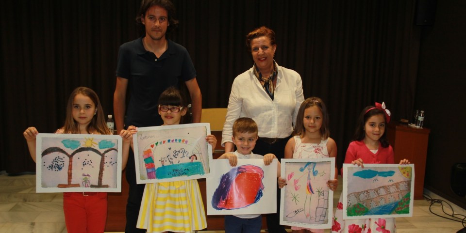 Entrega de premios a los mejores diseños de la “Postal para Claudia"