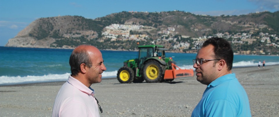 Las playas de Almuñécar y La Herradura se ponen a punto tras el  temporal de poniente