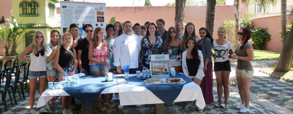 María del Mar Medina recibe a estudiantes de un colegio escandinavo