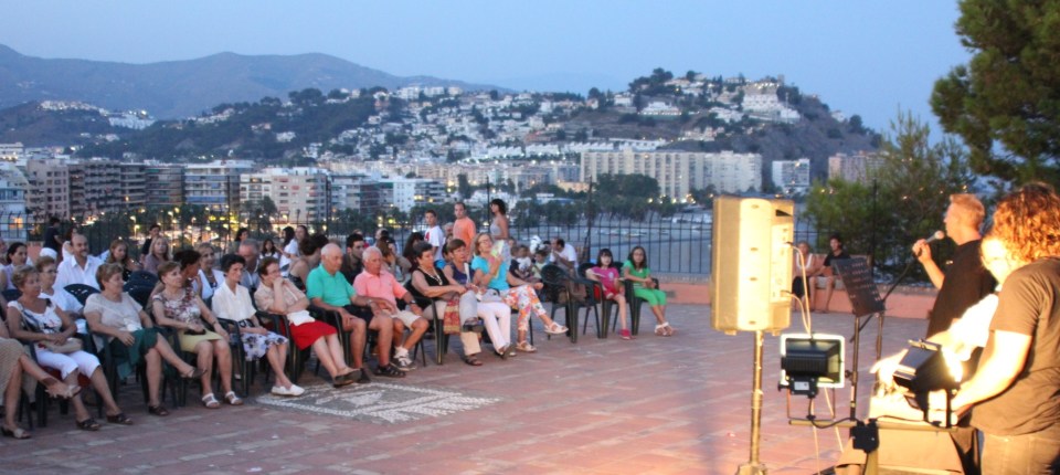 Artex celebró una nueva lectura poética en el Peñón del Santo y bajo luna