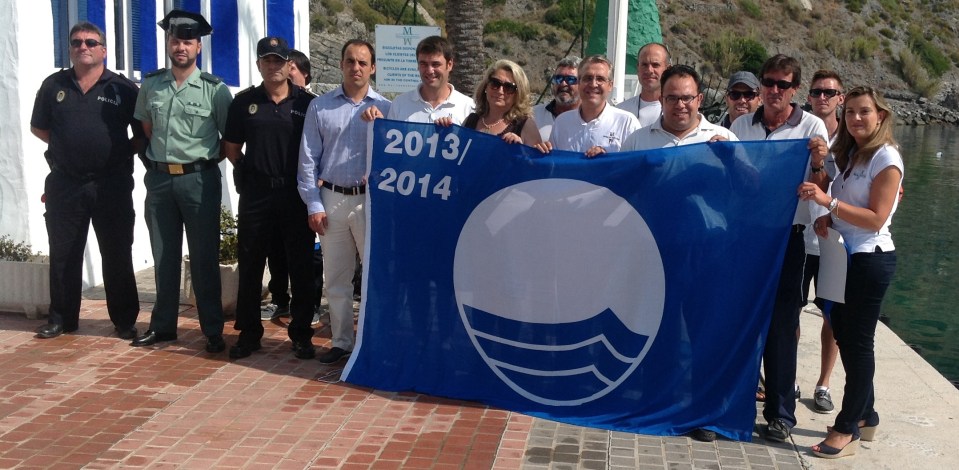 La alcaldesa de Almuñécar preside el acto de Izado de la Bandera Azul en el puerto deportivo de Marina del Este