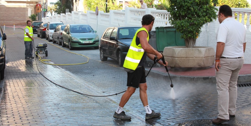 La Herradura cuenta con una maquina especial de baldeo para la limpieza de la vía pública