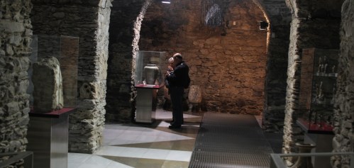 La periodista de la BBC Sue Davies se interesa por la Almuñécar fenicia