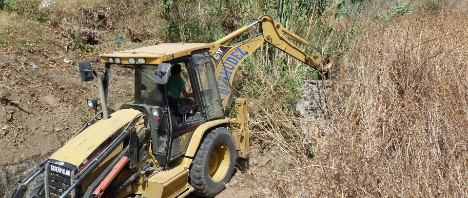 Labores de limpieza en un barranco del barrio El Moruno