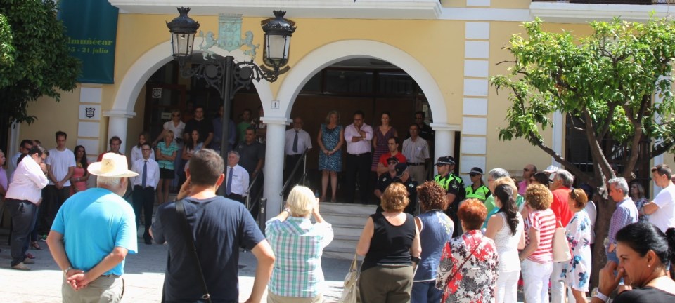 Minuto de silencio en recuerdo de las víctimas del tren descarrilado en Santiago