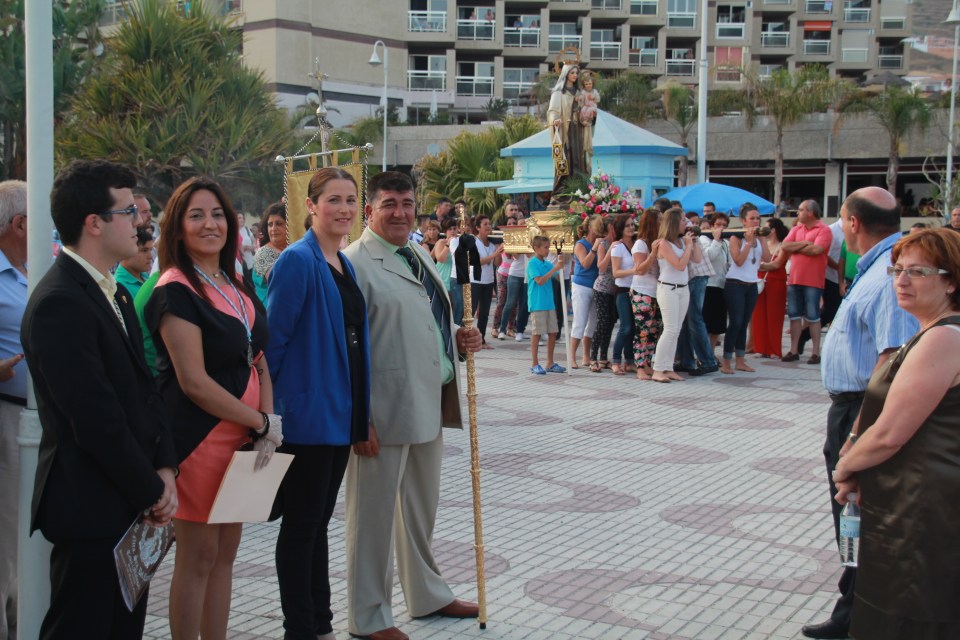 PREGONERO Y PRESENTADORA JUNTO CONCEJALA ANTES DEL PREGON 13