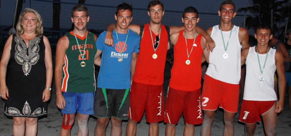 Trinidad Herrera, alcaldesa de Almuñécar, en la entrega de medallas al equipo masculino de Balonvolea
