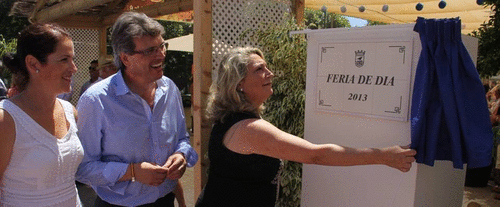Trinidad Herrera, alcaldesa de Almuñécar, inaugura la Feria de Día 2013, y lo hace acompañada del diputado provincial y portavoz José Torrente, así como de varios concejales de su equipo de gobierno