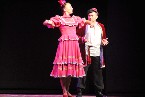 Almuñécar disfrutó del folclore ruso con el espectáculo de La Ruta de la Seda Almuñécar disfrutó del folclore ruso con el espectáculo de La Ruta de la Seda