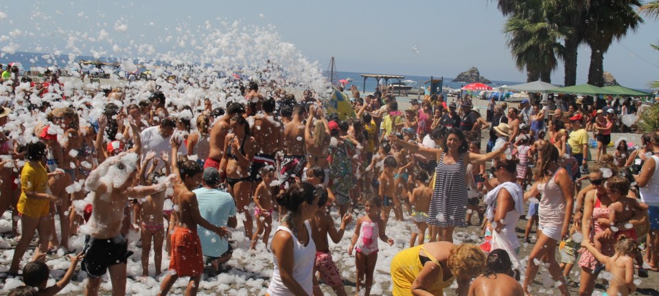 Mucha diversión en la mañana festiva del Día del Niño Castillos de arena, fiesta de la espuma y mucha diversión en la mañana festiva del Día del Niño en Almuñécar