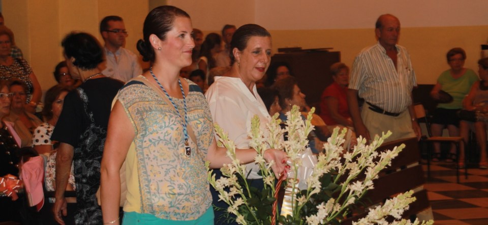 Cientos de personas participaron en la ofrenda floral a la Patrona de Almuñécar