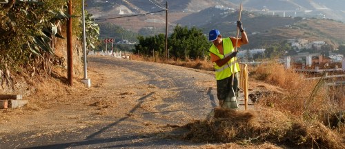 El Ayuntamiento de Almuñécar lleva a cabo la limpieza y desbroce de caminos urbanos y rurales