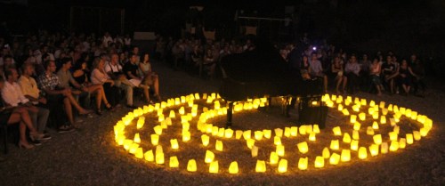 Música de piano en una noche mágica en el Acueducto Romano