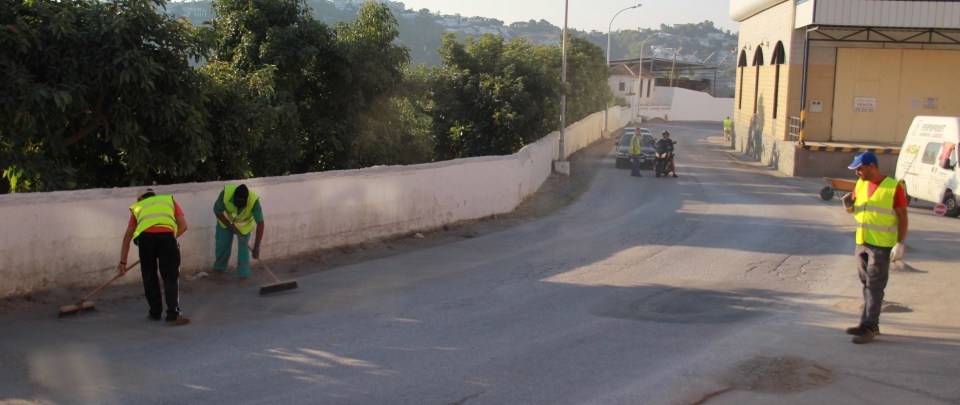 Almuñécar acomete la limpieza de la carretera comarcal que une el centro con Torrecuevas y las poblaciones vecinas del Valle de Rio Verde.