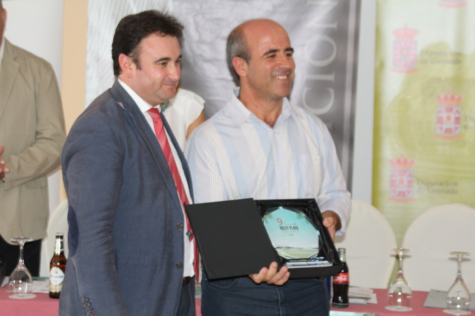 CONCEJAL DEPORTES RECIBE RECONOCIMIENTO DEL CIRCUITO VOLEY PLAYA 13