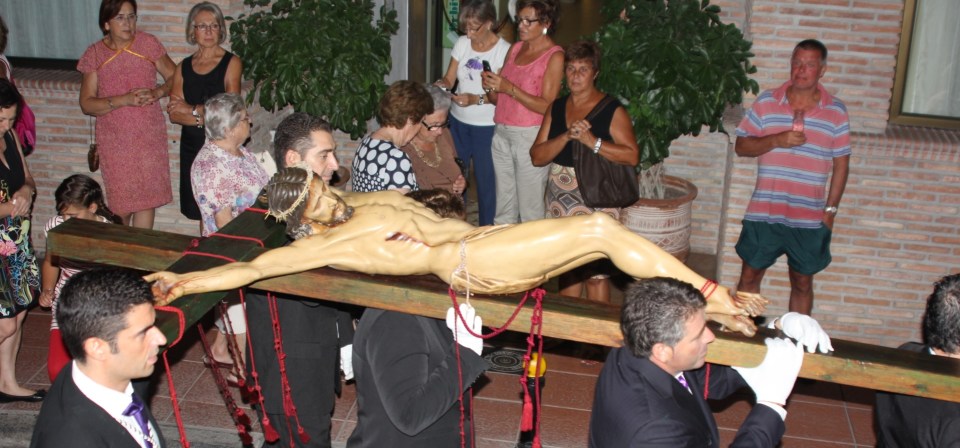 Emotiva salida de la cofradía de La Herradura para conmemorar su 25 aniversario