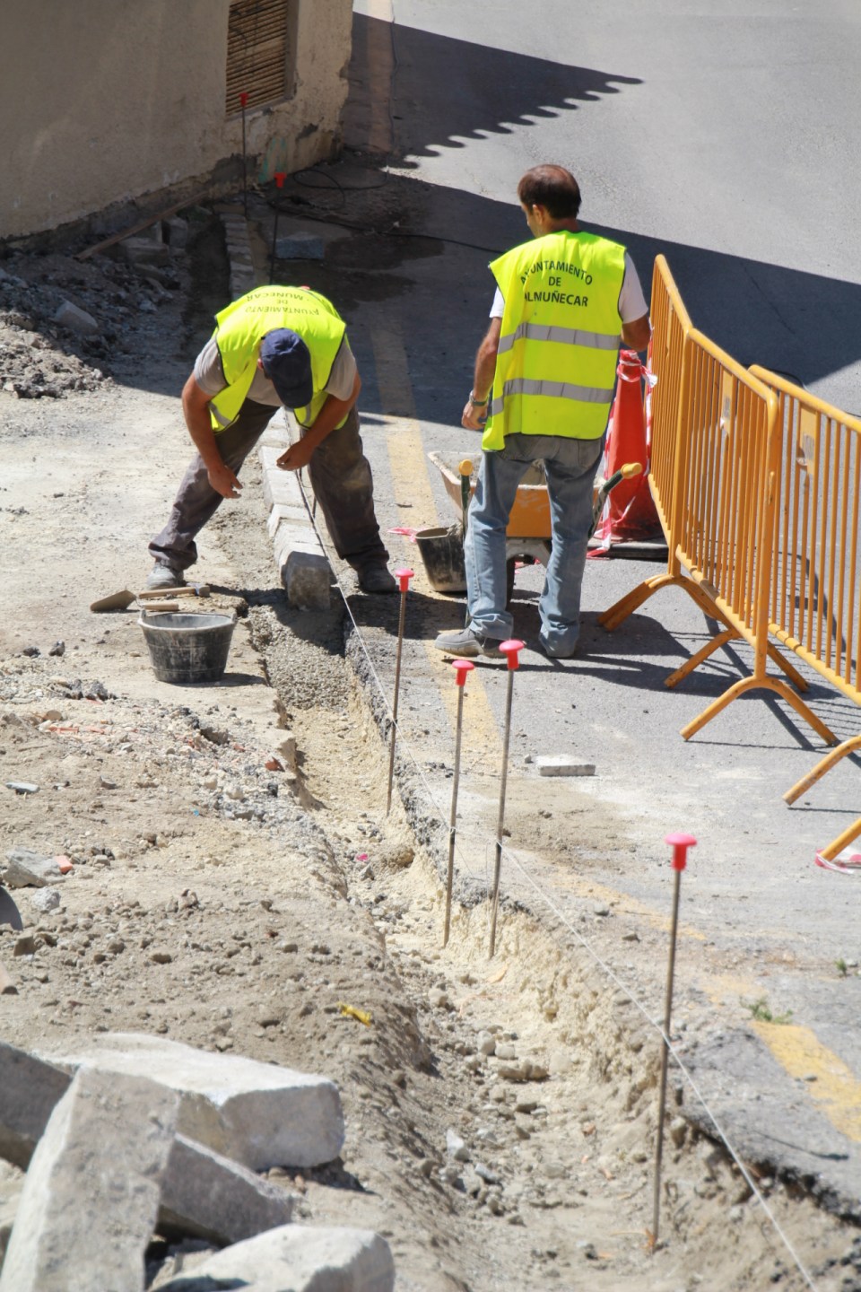OBREROS MUNICIPALES CONSTRUYEN ACERADO EN CALLE GONDOLAS 13