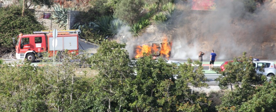 Arde un vehículo junto a la CN 340 cerca de La Herradura sin provocar daños personales