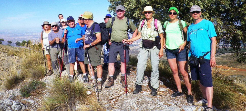 Casi una treintena de senderistas subieron al pico Bocá de la Pesca y Dílar