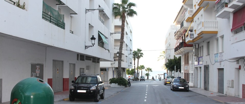 El Ayto. de Almuñécar realiza mejoras en la iluminación de la calle Eucalipto