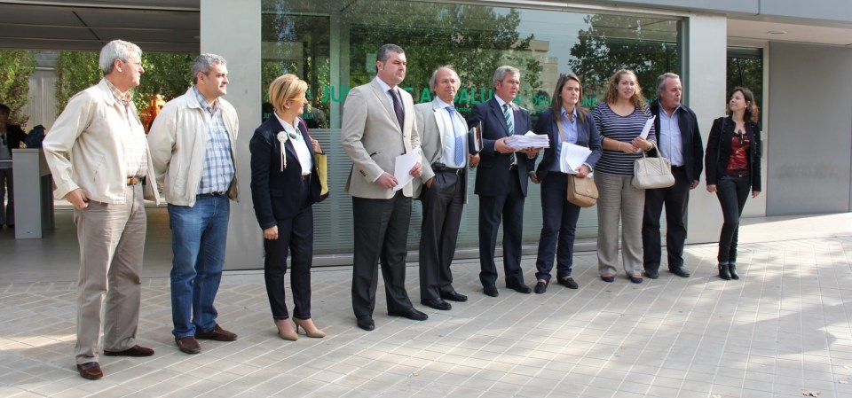 Foto: Izda-Dcha: Manuel Ballesteros, concejal Motril, José Luis Chica, concejal Motril, Inmaculada Torres, concejal Motril, Eloy Martín, alcalde de Gualchos-Castell de Ferro, Juan María Rivas, alcalde de Albuñol, José García Fuentes, presidente de la Mancomunidad de la Costa Tropical, Luisa García Chamorro, vicepresideta de la Diputación de Granada y alcaldesa de Motril, Leticia Moreno, diputada provincial, Matías Gonzáles, alcalde de Polopos-La Mamola y Ana Vanessa Garcia, responsable de Medio Ambiente y Ordenación del Territorio del PP de Andalucía La Costa Tropical exige la retirada del Plan Litoral de la Junta de Andalucía