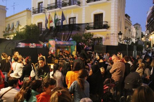 Gran afluencia de público al Pasaje del Terror instalado en la plaza del Ayto. Gran afluencia de público al Pasaje del Terror instalado en la plaza del Ayto.