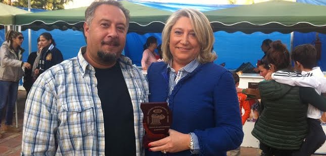 Trinidad Herrera, alcaldesa de Almuñécar, junto con el Hermano Mayor de la Cofradía
