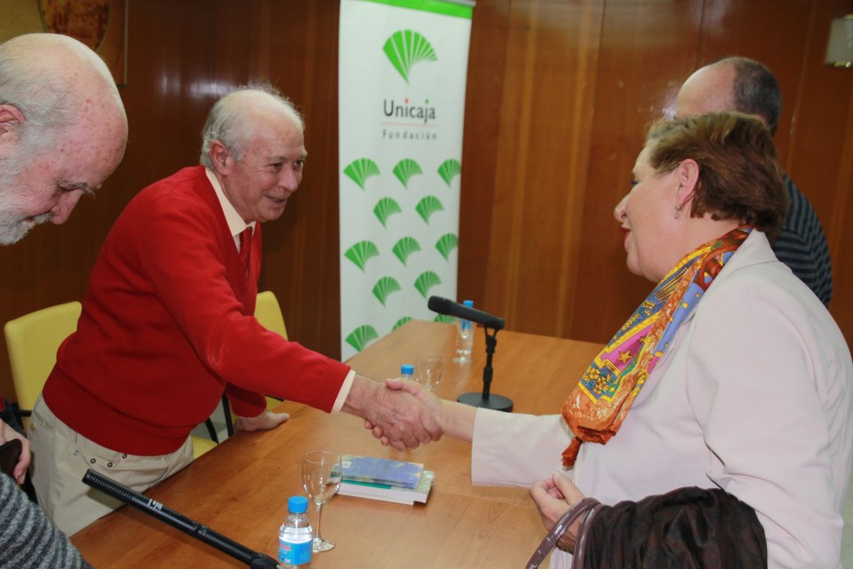 ANTONIO CARVAJAL RECIFE LA FELICITACION DE LA CONCEJAL DE CULTURA TRAS EL RECITAL EN ALMUÑECAR 13
