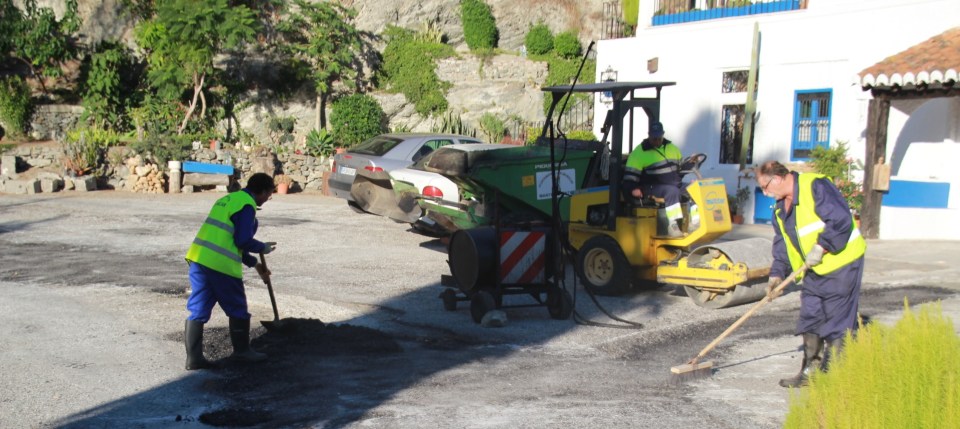 El Ayuntamiento de Almuñécar lleva a cabo una campaña de bacheo en Cotobro