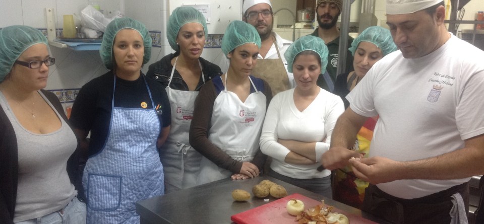 Jóvenes sexitanos participan en un taller de Cocina Creativa
