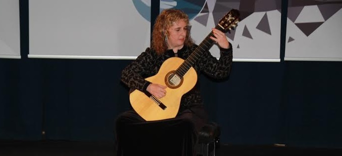 María Esther Guzmán en un momento del recital que ofreció en el Centro Cívico de La Herradura La guitarrista María Esther Guzmán Blanco y al compositor Eduardo Morales Caso embajadores del Certamen 2