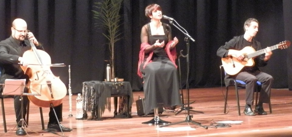 La voz cálida de Minha Lua envolvió el Auditorio de la Casa de la Cultura