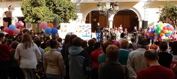 Suelta de globos y lectura de un manifiesto por el Día del Niño Suelta de globos y lectura de un manifiesto por el Día del Niño